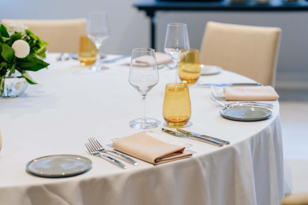 Peppers Waymouth Hotel Αδελαΐδα Εξωτερικό φωτογραφία A table set for fine dining